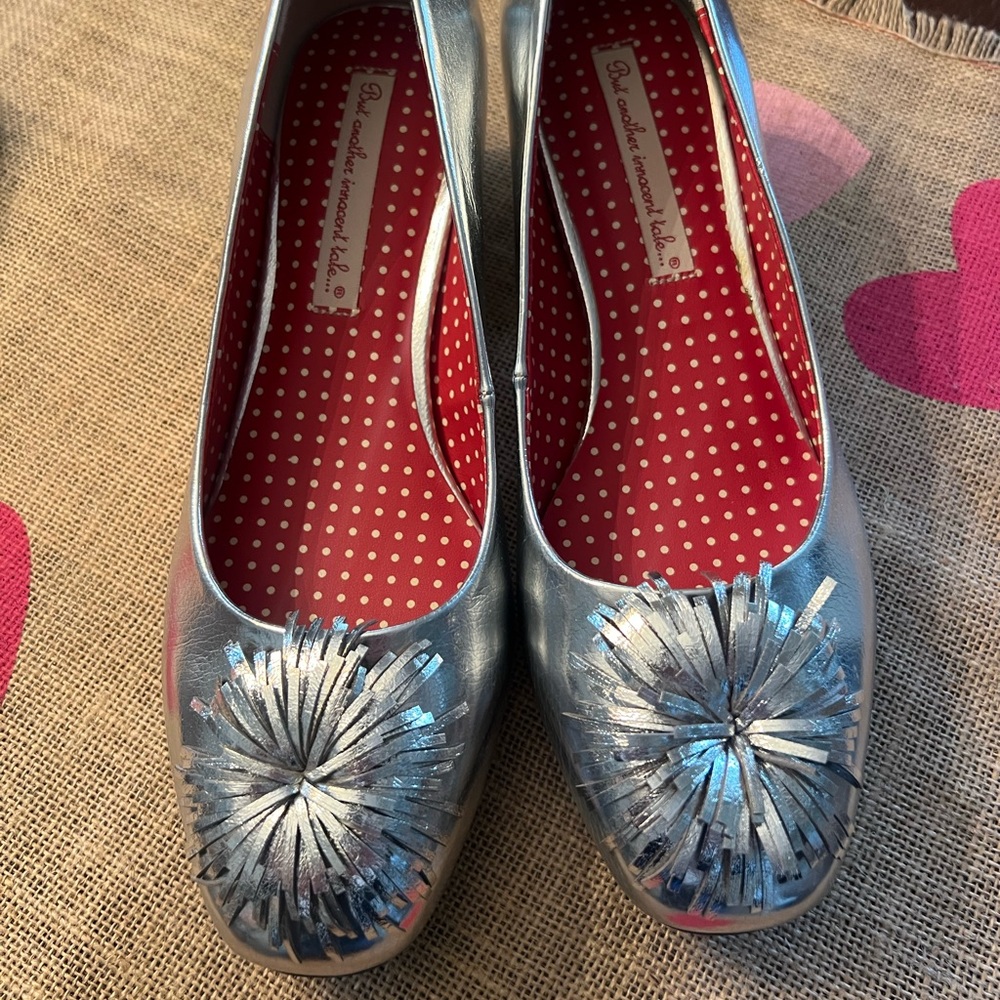 Bait silver metallic pumps